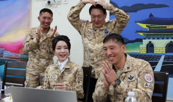 韓國第一夫人穿軍裝被批搶總統風頭 應該好好對自身加強管理