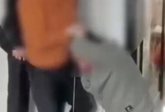 甘肅男子嫌玻璃擦不干凈毆打家政 究竟是怎么回事?