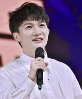 周深的真名叫什么，是男是女？(周深個人資料簡介)
