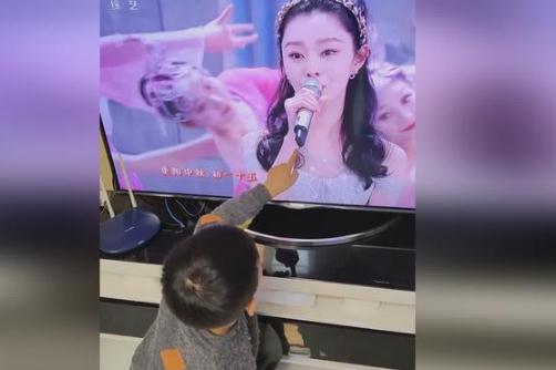 萌娃看春晚高呼要和宋軼結(jié)婚