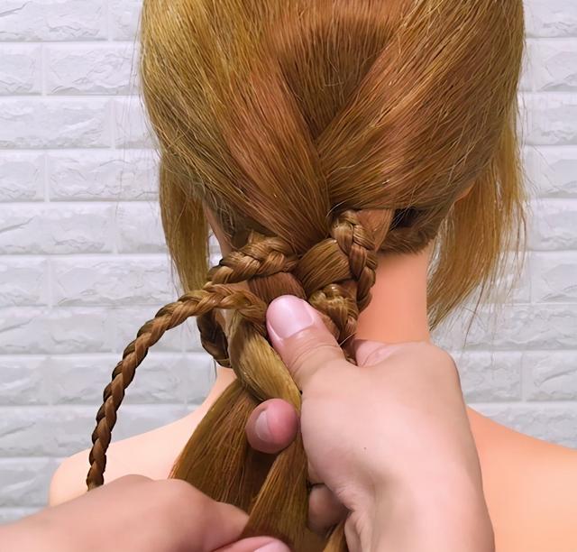 教大家一款大人小孩都適合的辮子，簡單日常的輕時尚編發(fā)造型