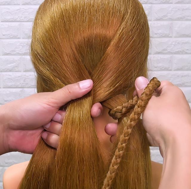 教大家一款大人小孩都適合的辮子，簡單日常的輕時尚編發(fā)造型