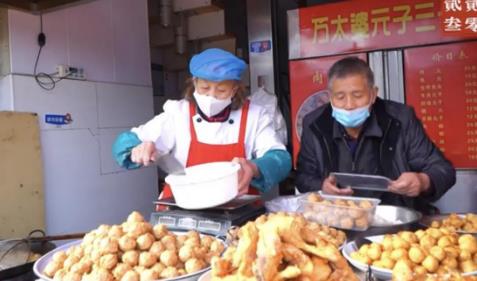 武漢66歲太婆一天炸3000個(gè)圓子:吃到了這樣的圓子才有年味