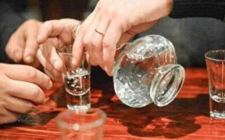 第一次喝白酒應(yīng)該喝多少