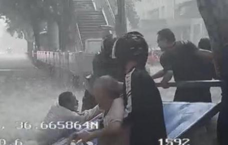 老人被沖倒 公交司機用車擋住激流 正能量，溫心！