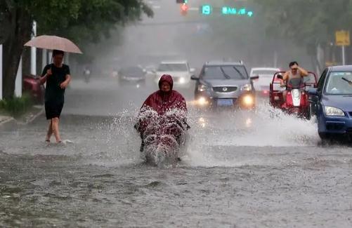 上海暴雨 高架橋成“高架河” 別忘了積水路面交通安全