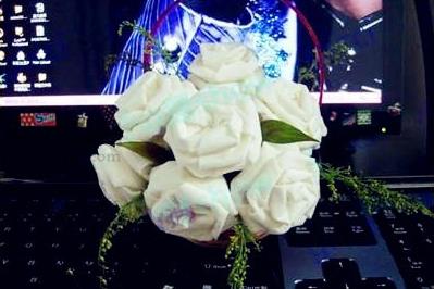 抖音衛(wèi)生紙玫瑰花的折法
