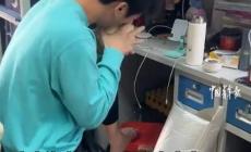 海南男生給室友徒嘴剝椰子 網(wǎng)友:啃多少椰子練就一嘴神功!