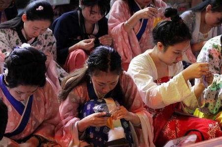 乞巧節(jié)有哪些傳統(tǒng)風(fēng)俗活動(dòng)