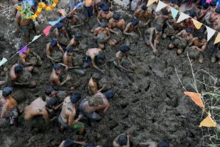 外國博主勇闖印度潑糞節(jié)落荒而逃 潑糞節(jié)是哪個國家的風(fēng)俗 4