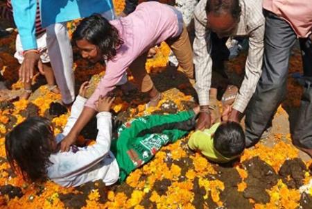 外國博主勇闖印度潑糞節(jié)落荒而逃 潑糞節(jié)是哪個國家的風(fēng)俗 5