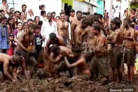 外國博主勇闖印度潑糞節(jié)落荒而逃 潑糞節(jié)是哪個國家的風(fēng)俗 3